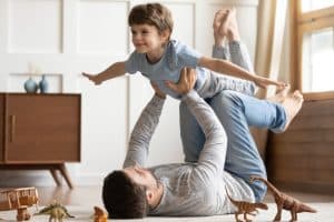 Jeune père portant son enfant