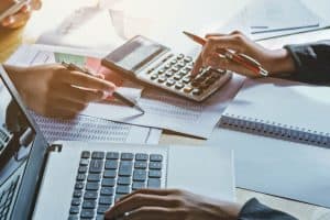Réunion de travail de comptabilite dans une entreprise
