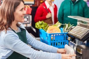 Caissière en supermarché