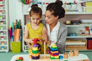 Assistante maternel jouant avec une petite fille
