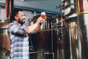 Brasseur vérifiant la maturité de la bière