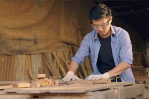 Charpentier travaillant dans un atelier