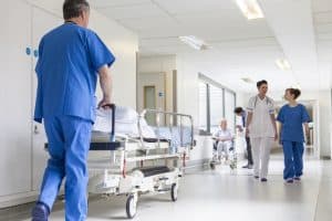 Déplacement d'un brancard dans un hôpital