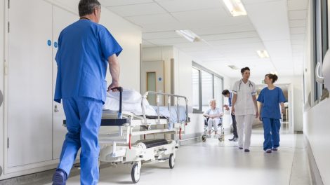Déplacement d'un brancard dans un hôpital