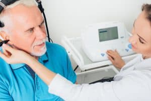 Examen auditif par une audioprothesiste