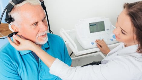 Examen auditif par une audioprothesiste