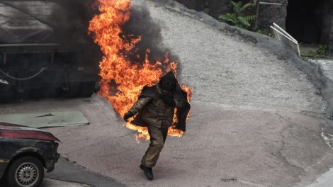 Homme en feu pour une cascade