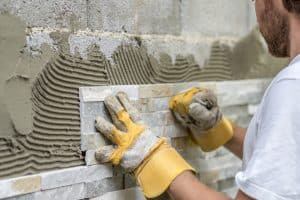 Pose de carrelage mural