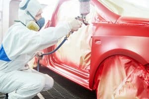 Réalisation de la peinture de la carrosserie d'une voiture