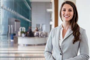 Salariée dans le lobby d'une entreprise