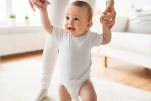 Bébé apprennant à marcher