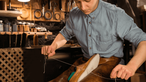 Couture d'une semelle de chaussure