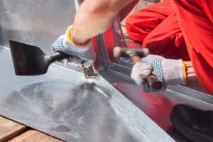 Couvreur réalise un toit en zinc