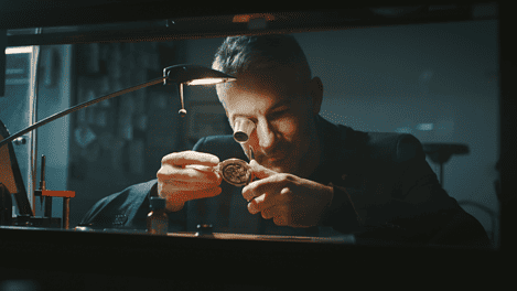Horloger effectuant la réparation d'une montre ancienne