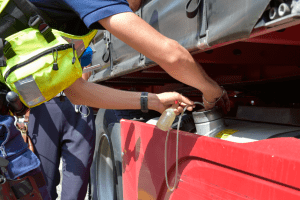 Inspection d'un camion par un contrôleur des douanes