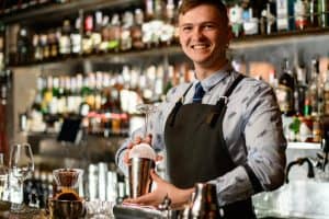 Barman réalise un cocktail