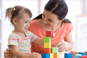 Educatrice avec une petite fille