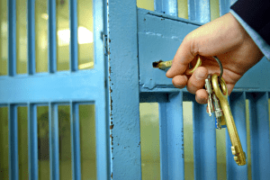 Fermeture d'une porte de prison