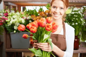Fleuriste dans sa boutique