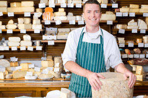Fromager dans sa boutique