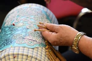 Réalisation artisanale de dentelle avec des fuseaux