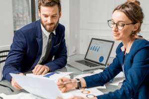Réunion entre une assistante gestion et le dirigeant d'une entreprise