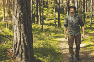 Garde-chasse marchand dans la forêt