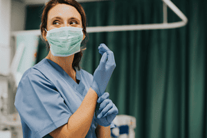 Infirmière mettant des gants de protection