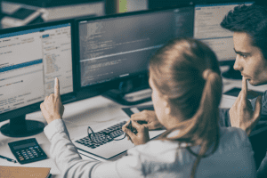 Integrateurs qui travaillent sur le code html d'un site internet