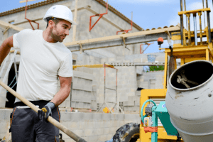 Maçon qui rempli une toupie de béton