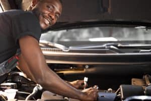 Mécanicien automobile qui inspecte un véhicule