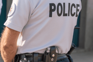 Policier gardien de la paix de dos