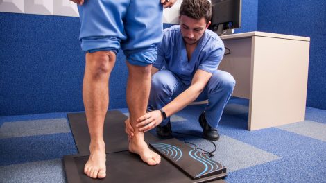 Orthopédiste durant une séance avec un patient