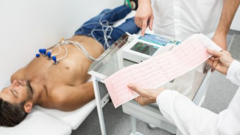 Réalisation d'un électrocardiogramme au repos sur un patient