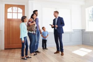 Consultant immobilier effectue une visite d'une maison
