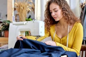 Couturière travaillant sur une machine à coudre