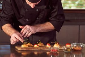 Cuisinier réalisant le dressage d'un plat