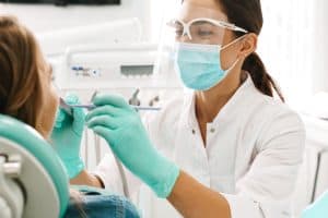 Dentiste osculte une patiente