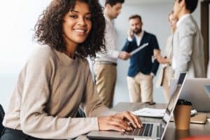 Office manager dans une entreprise