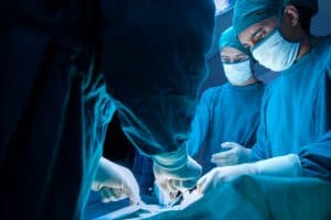 Opération de chirurgie dans un bloc opératoire