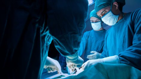 Opération de chirurgie dans un bloc opératoire