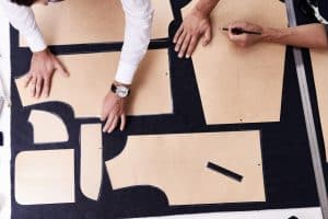 Préparation à la découpe d'un tissu à partir de patrons