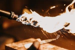 Utilisation d'un chalumeau pour chauffer une pièce d'orfévrerie