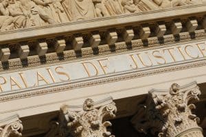 Fronton d'un palais de justice