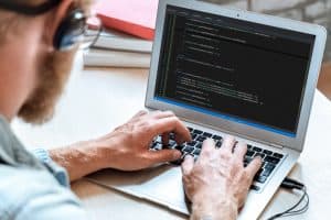 Informaticien travaillant sur un outil de développement informatique