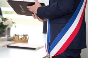 Maire durant une cérémonie de mariage
