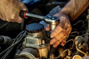 Réparation sur un moteur de machine industrielle
