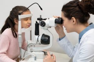 Ophtalmologue vérifie la vue d'une jeune patiente