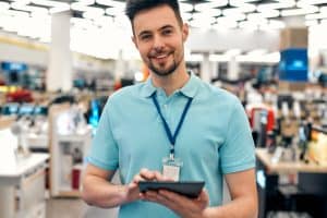 Animateur commercial dans un magasin