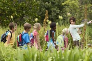 Animatrice nature fait une visite pour des enfants